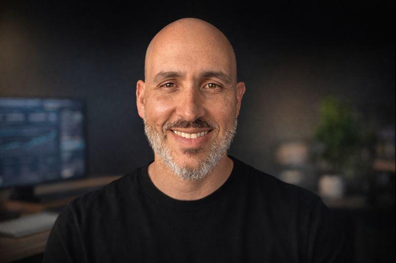 Antonio Urbina Jr, fundador de MomandPop.AI